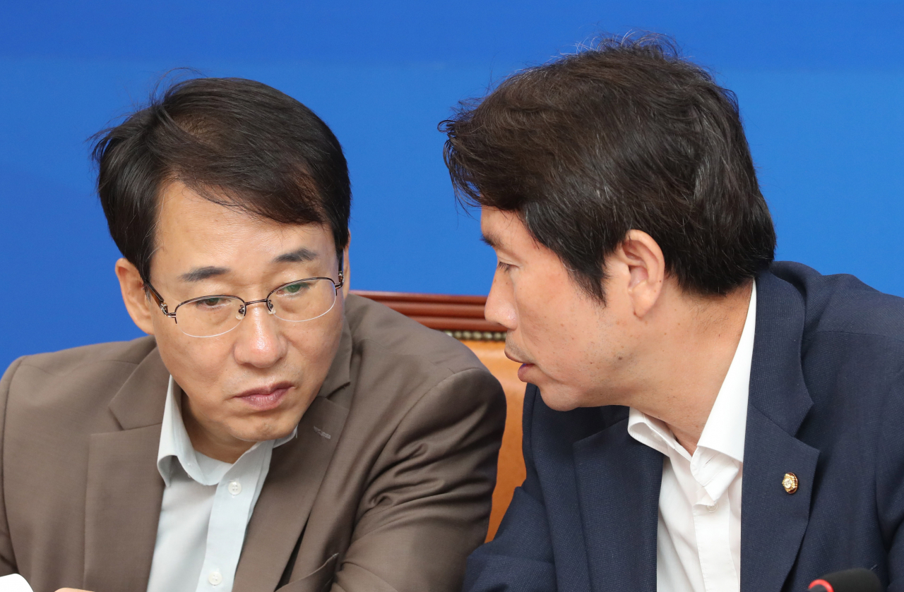 더불어민주당 이인영 원내대표(오른쪽)와 이원욱 원내수석부대표가 8일 오전 국회에서 열린 정책조정회의에서 이야기하고 있다. 연합뉴스