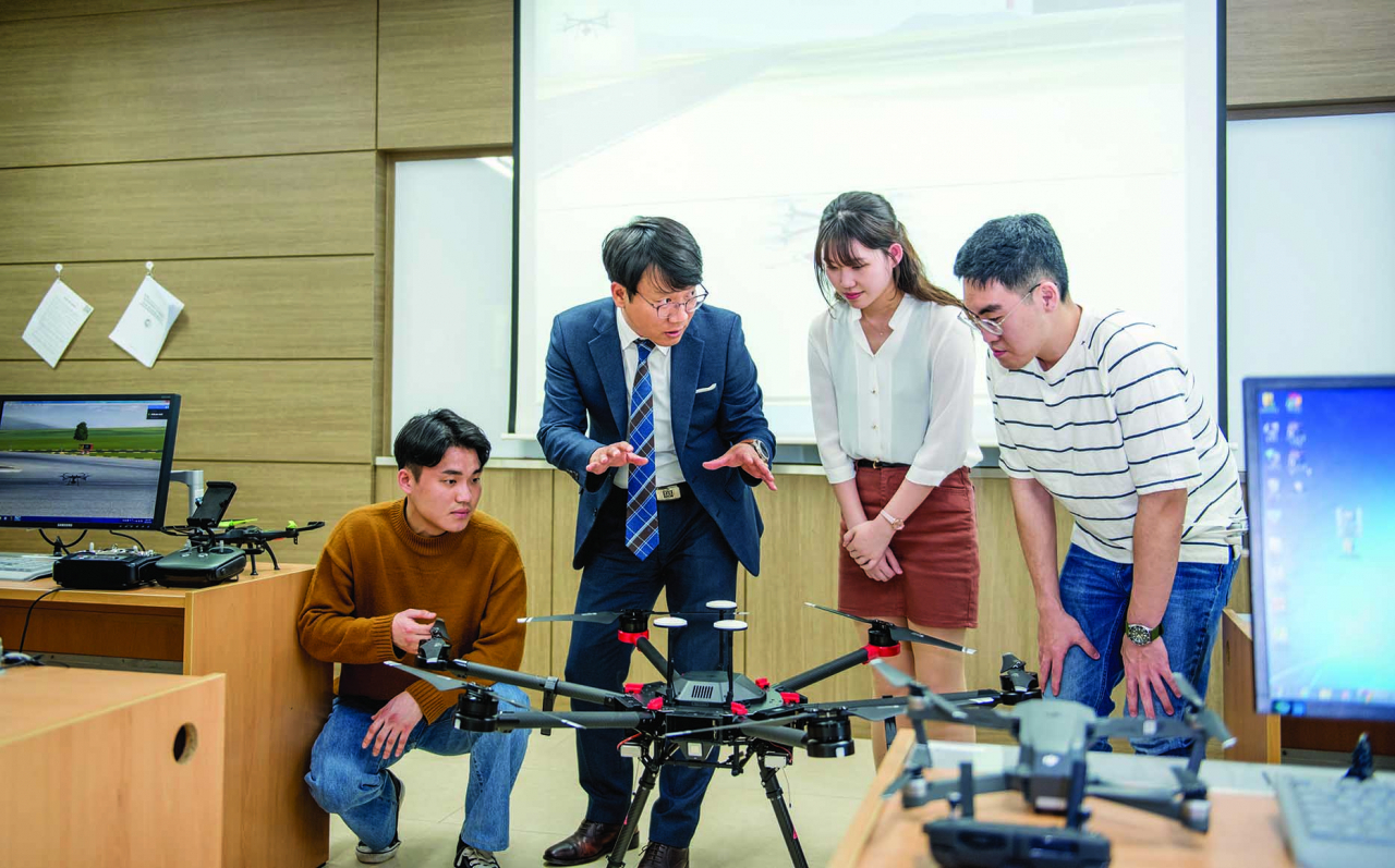 영진전문대 재학생들의 드론 실습 모습.[영진전문대 제공]