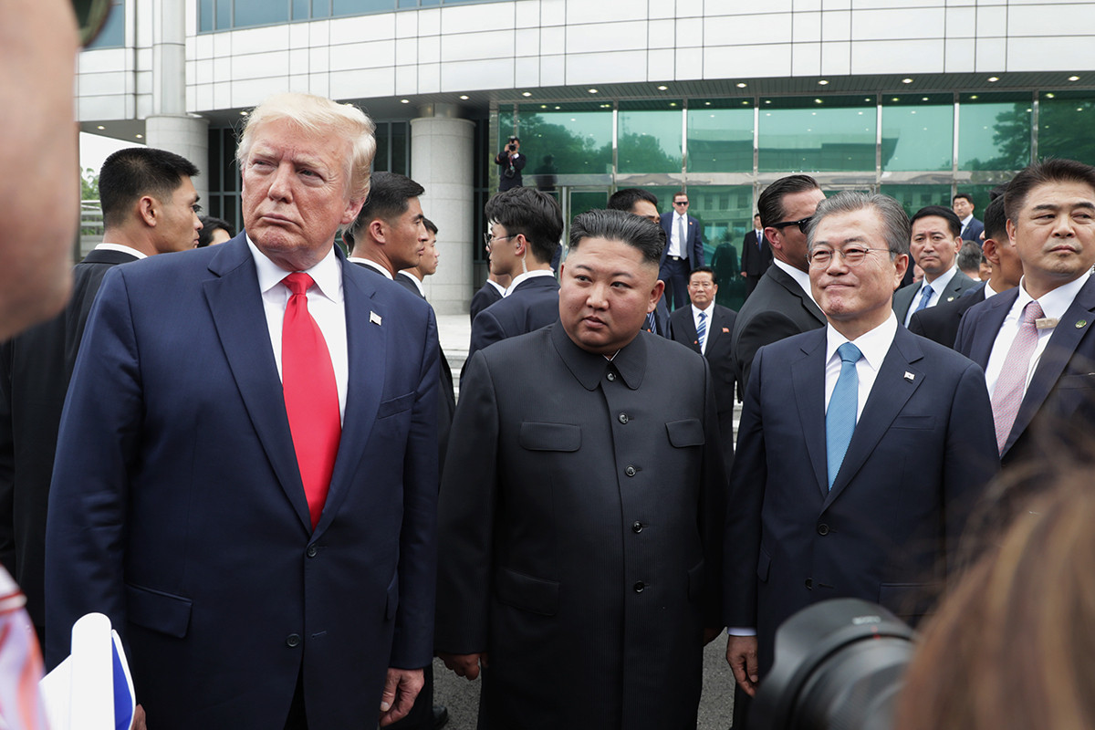 한미 연합군사연습이 진행중인 가운데 북한이 강하게 반발하고 도널드 트럼프 미국 대통령이 부정적 인식을 공공연히 드러내면서 한국은 옹색한 처지로 내몰리는 양상이다. 문재인 대통령과 김정은 국무위원장, 트럼프 대통령이 지난 6월30일 판문점에서 전격적인 회동을 가진 모습. [헤럴드DB]