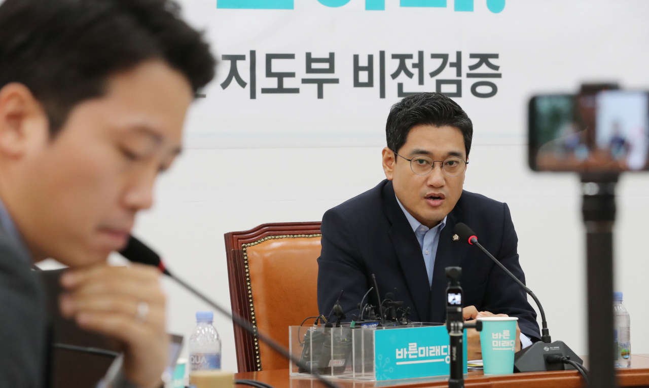 오신환 바른미래당 원내대표가 5일 국회에서 혁신위원들로부터 '지도부 검증'을 받고 있다. [연합]