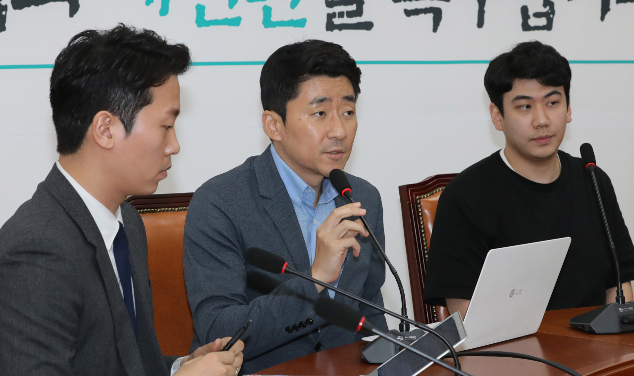 지난달 31일 오후 국회 바른미래당 원내대표실에서 열린 바른미래당 혁신위원회 간담회에서 권성주 혁신위원(왼쪽 두번째)이 모두발언하고 있다. [연합]