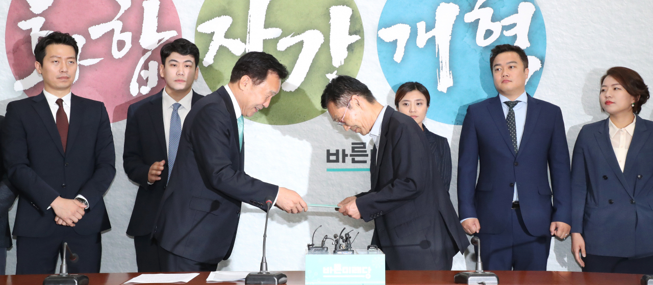 손학규 바른미래당 대표(왼쪽 세번째)가 지난달 1일 오전 국회에서 열린 혁신위원회 임명장 수여식에서 위원장에 임명된 주대환 사회민주주의 연대 공동대표에게 임명장을 전달하고 있다. [연합]