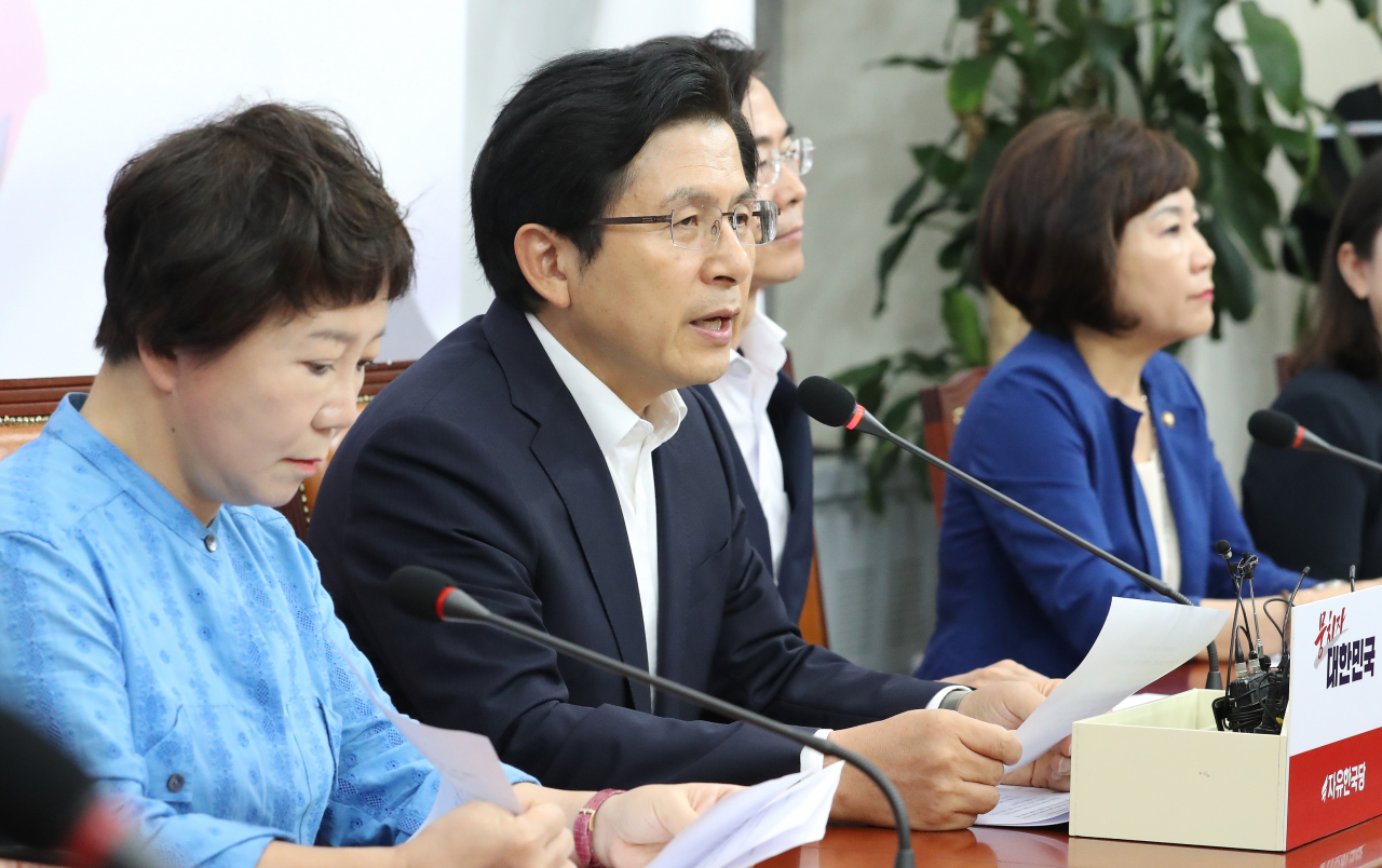 황교안 자유한국당 대표가 12일 오전 국회에서 열린 최고위원회의에서 발언하고 있다. [연합]