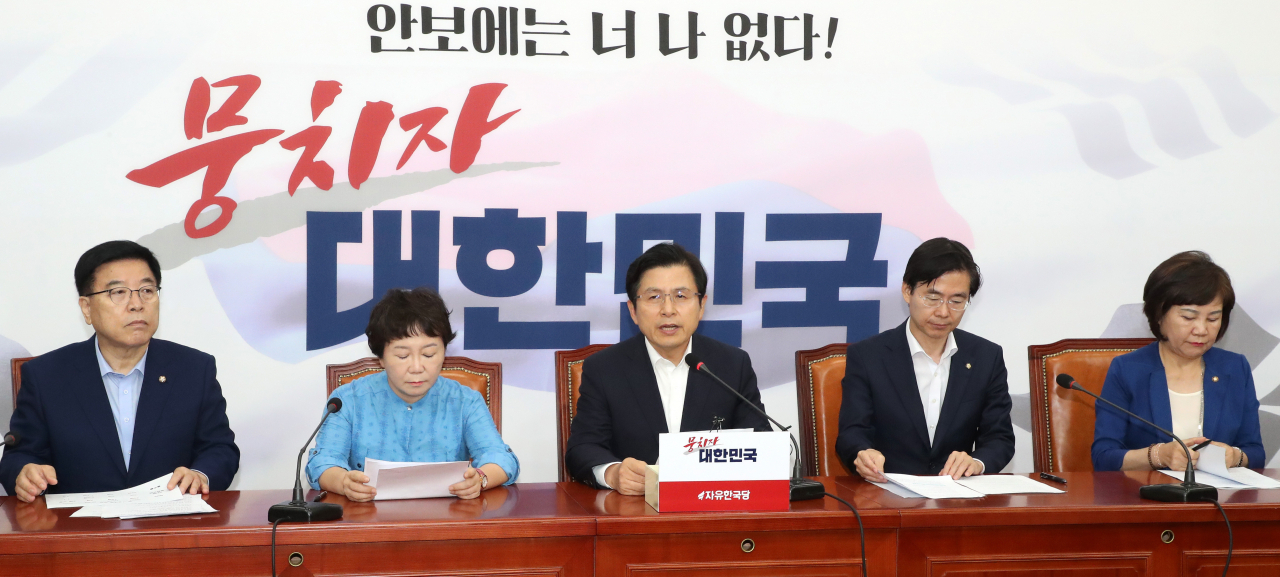 자유한국당 황교안 대표(가운데)가 12일 오전 국회에서 열린 최고위원회의에서 발언하고 있다. [연합]