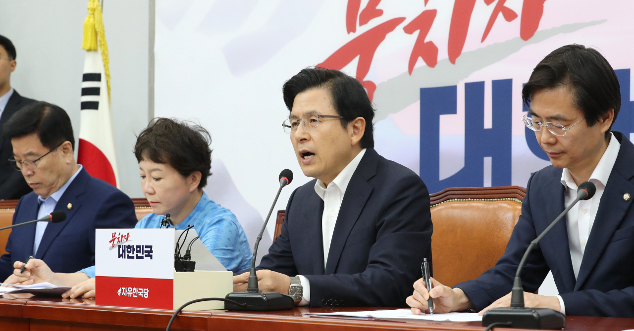 자유한국당 황교안 대표(오른쪽 두번째)가 12일 오전 국회에서 열린 최고위원회의에서 발언하고 있다. 연합뉴스