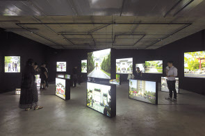 차오량빈, Becoming_Taiwaness, 사진, 라이트박스, 2018. [대안공간 루프 제공]