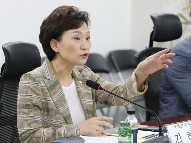 김현미 국토교통부 장관이 12일 오전 민간택지 분양가 상한제 개선 방안을 논의하는 당정협의에 참석해 의원들과 대화하고 있다. [사진=연합뉴스]