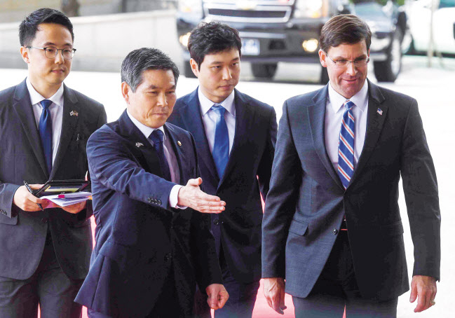 정경두 국방부 장관과 마크 에스퍼 미국 신임 국방부 장관이 지난 9일 서울 용산구 국방부 청사에서 양국 국방장관 회담에 앞서 의장행사장으로 이동하고 있다. [연합]