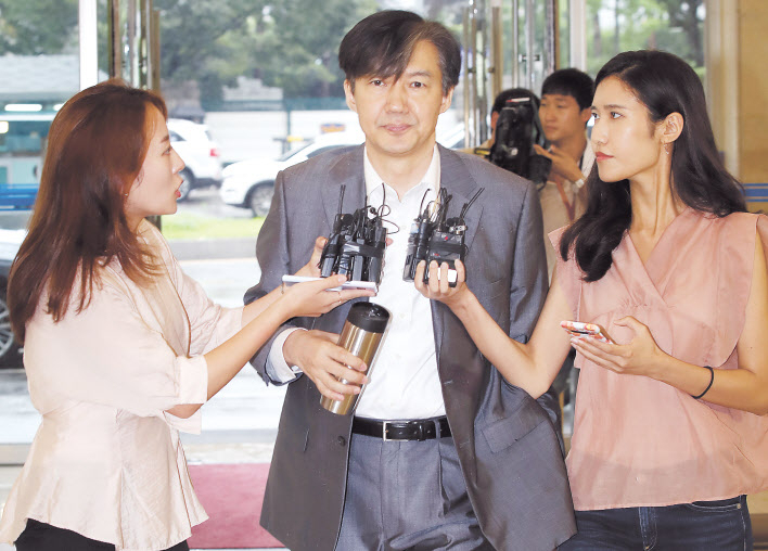 조국 법무부 장관 후보자가 12일 오전 인사청문회 준비 사무실이 마련된 서울 종로구 사직로 적선현대빌딩으로 출근하고 있다. 조 후보자는 자신을 둘러싼 논란에 대한 취재진 질문에 “질문 사항이 있으실 것 같은데, 인사청문회 때 답변하겠다”고 짧게 답했다. [연합]