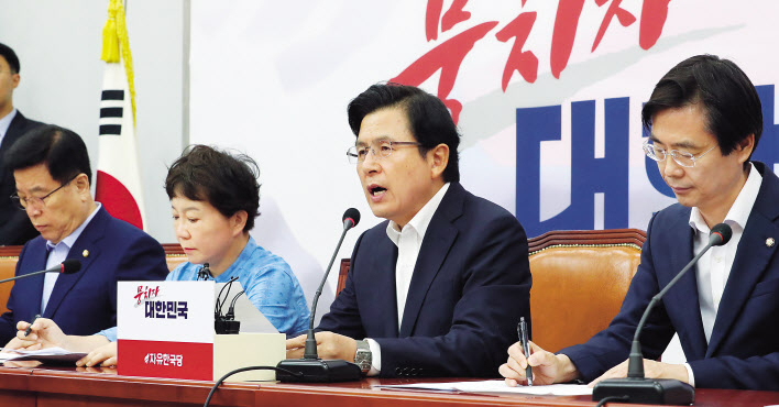 자유한국당 황교안 대표(오른쪽 두번째)가 12일 오전 국회에서 열린 최고위원회의에서 발언하고 있다. [연합]
