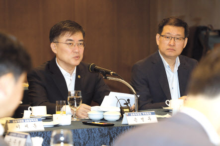 12일 오전 서울 중구 은행회관에서 열린 ‘금융감독 혁신을 위한 전문가 간담회’에서 손병두(왼쪽) 금융위원회 부위원장이 발언하고 있다. [연합]