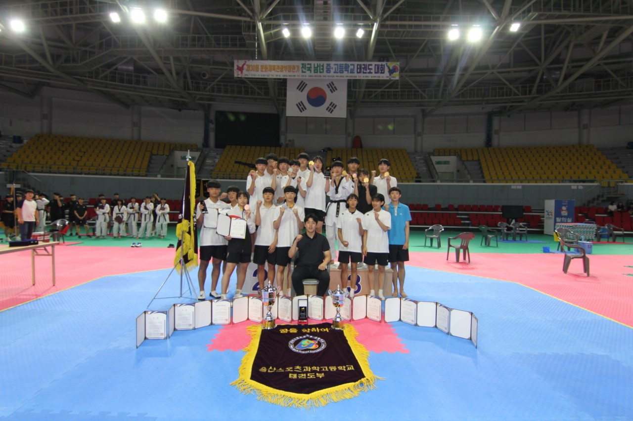 울산스포츠과학중·고등학교는 이번 대회에서 남고부 최우수 선수로 서건우(남, 1학년) 선수, 여고부 최우수로 남민서(여, 2학년) 선수가 선정돼 전국 태권도 최강 학교로의 면모를 과시했다.