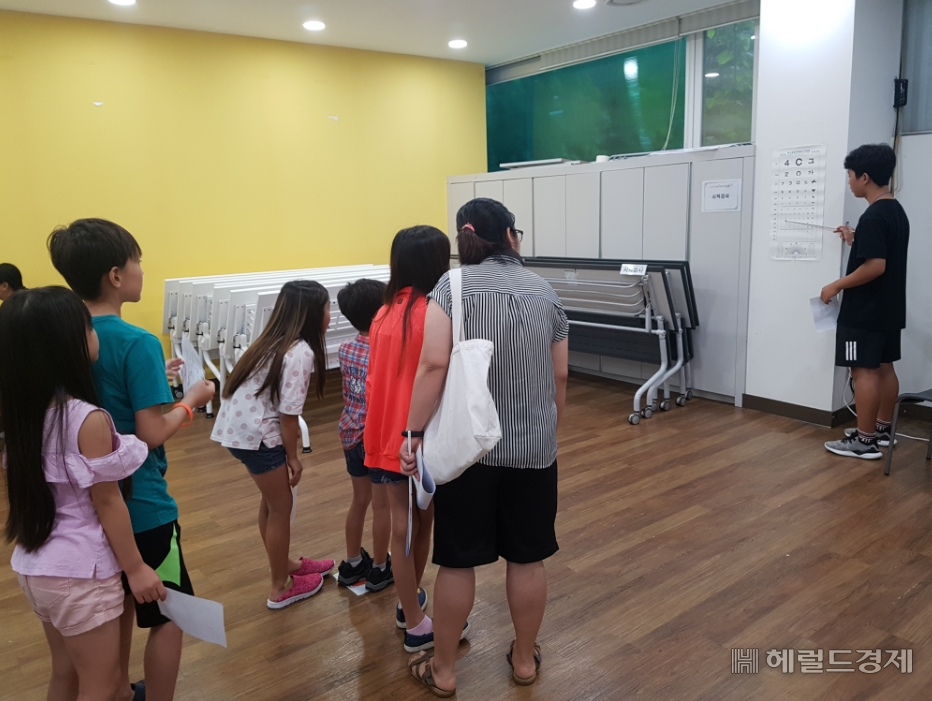 취약계층 어린이가 시력을 검사하고 있다. [서초구]