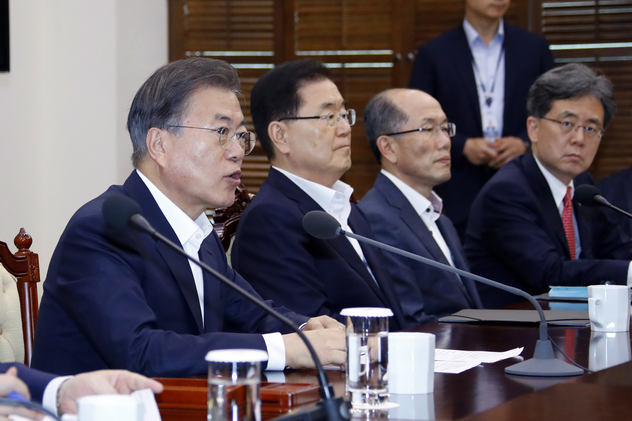 문재인 대통령이 12일 오후 청와대에서 열린 수석·보좌관회의에서 발언하고 있다. 왼쪽부터 문 대통령, 정의용 국가안보실장, 김유근 국가안보실 1차장, 김현종 2차장. [연합]