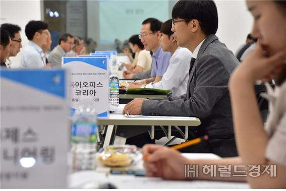 지난해 열린 서울50+뉴딜인턴십 취업박람회에서 구직자들이 면접을 보고 있다. [서울시]