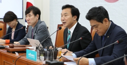 손학규 바른미래당 대표(오른쪽 두번째)가 지난 6월 12일 오전 국회에서 열린 최고위원회의에서 발언하고 있다. [연합]