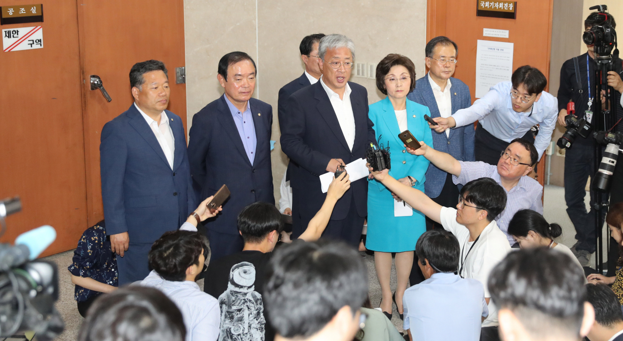 유성엽 원내대표 등 민주평화당 비당권파 모임인 '변화와 희망의 대안정치연대' 소속 의원들이 지난 12일 오전 국회 정론관에서 탈당 기자회견을 하고 기자들의 질문에 답하고 있다. [연합]