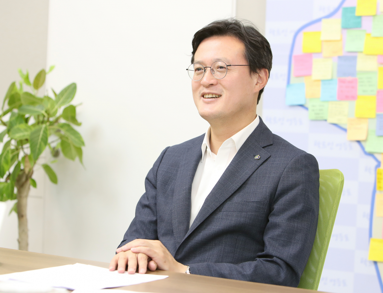 채현일 영등포구청장은 진정한 소통이란 단순히 경청만 하는 것이 아니라 경청했다는 것을 상대방이 느낄 수 있도록 해줘야 한다고 생각한다. 그는 현장에 직접 나가 주민 불편사항을 듣고 해결방안을 늘 고민한다.