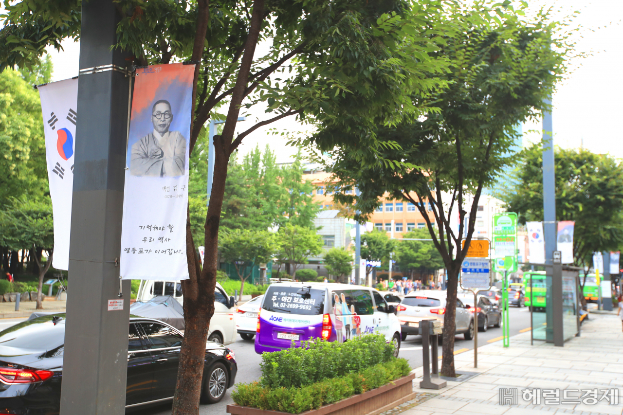 제74주년 광복절 광복절을 앞두고 서울 영등포구 당산로 가로변에 독립지사들의 배너가 걸려 있다. [영등포구]