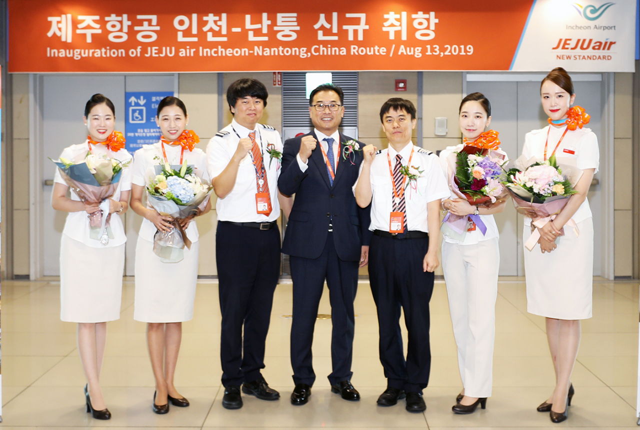 13일 오전 인천국제공항에서 진행된 제주항공 인천~난퉁 노선 신규취항식에서 제주항공 이상훈 인천지점장(가운데)과 승무원들이 기념촬영을 하고 있다. [제주항공 제공]