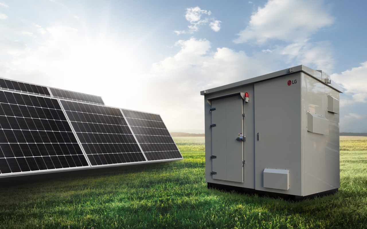 LG전자는 13일 100㎾(키로와트)급 태양광 발전용 ‘올인원(All-in-one) ESS(Energy Storage System)’를 출시했다. 사진은 올인원 ESS 제품.[LG전자 제공]