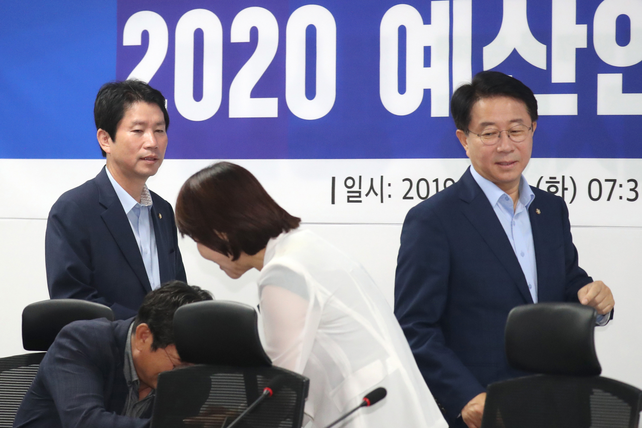 더불어민주당 이인영 원내대표(왼쪽), 조정식 정책위의장이 13일 오전 국회 의원회관에서 열린 2020 예산안 편성 당정협의에 참석하고 있다. [연합]