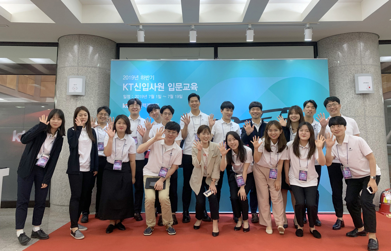 2019년 상반기 공채로 입사한 신입사원들이 지난 7월 19일 원주연수원에서 교육을 수료한 후 기념사진을 찍고 있다.[KT 제공]