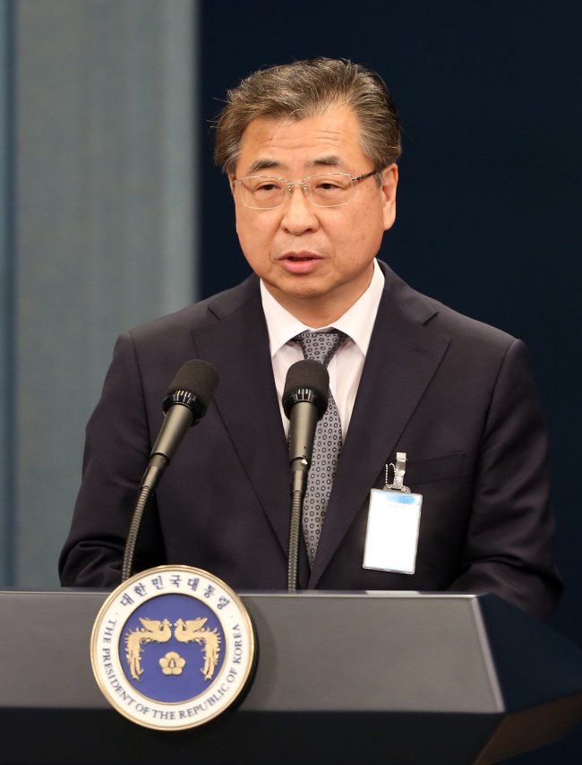 서훈 국가정보원장이 지난 4월 판문점에서 장금철 통일전선부장과 회동한 것으로 13일 확인됐다. [연합]