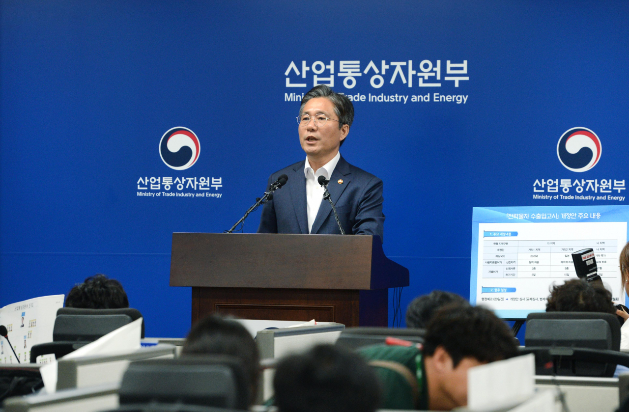성윤모 산업통상자원부 장관이 12일 오후 세종시 정부세종청사에서 '전략물자 수출입고시 개정안'을 발표하고 있다. 이번 개정으로 전략물자 수출지역에 '가의2' 지역이 신설되며 일본이 여기에 포함되도록 했다. [산업통상자원부 제공]