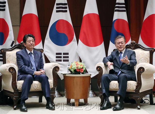 문재인 대통령이 지난해 9월 유엔총회 기간 아베 신조 일본 총리와 정상회담을 진행하고 있다. ［연합］