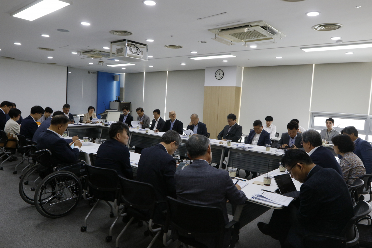 지난 12일 열린 정부출연연구기관 기관장 간담회에 참석한 21개 기관장들이 일본 수출규제와 관련 출연연 대응전략을 논의하고 있다.[국가과학기술연구회 제공]