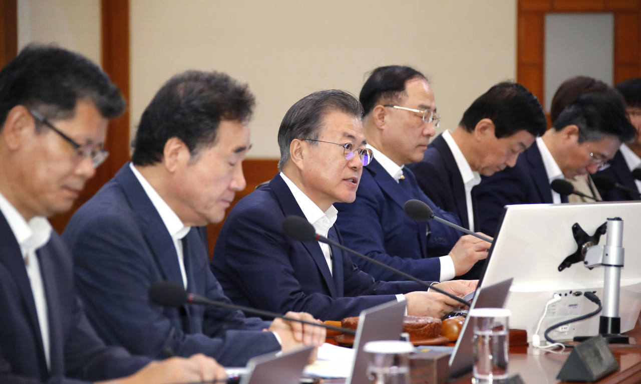 문재인 대통령이 13일 오전 청와대에서 열린 국무회의를 주재하고 있다. [연합]