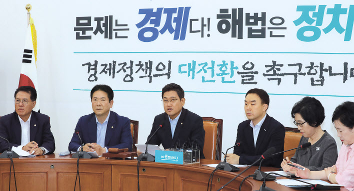 바른미래당 오신환 원내대표가 13일 오전 국회에서 열린 원내대책회의에서 발언하고 있다. 오 원내대표는 조국 법무부장관 후보자 등과 관련한 인사청문과 관련해 “바른미래는 지금껏 그래온 것처럼 인사청문법에 따라 진지한 자세로 후보자 도덕성과 개혁성, 정책 능력을 살피겠다”고 말했다. [연합]