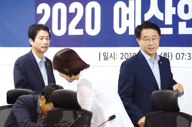 더불어민주당 이인영 원내대표(왼쪽), 조정식 정책위의장이 13일 오전 국회 의원회관에서 열린 2020 예산안 편성 당정협의에 참석하고 있다. [연합]