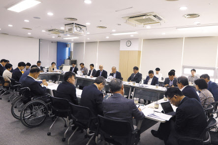 지난 12일 열린 정부출연연구기관 기관장 간담회에 참석한 21개 기관장들이 일본 수출규제와 관련 출연연 대응전략을 논의하고 있다.[국가과학기술연구회 제공]