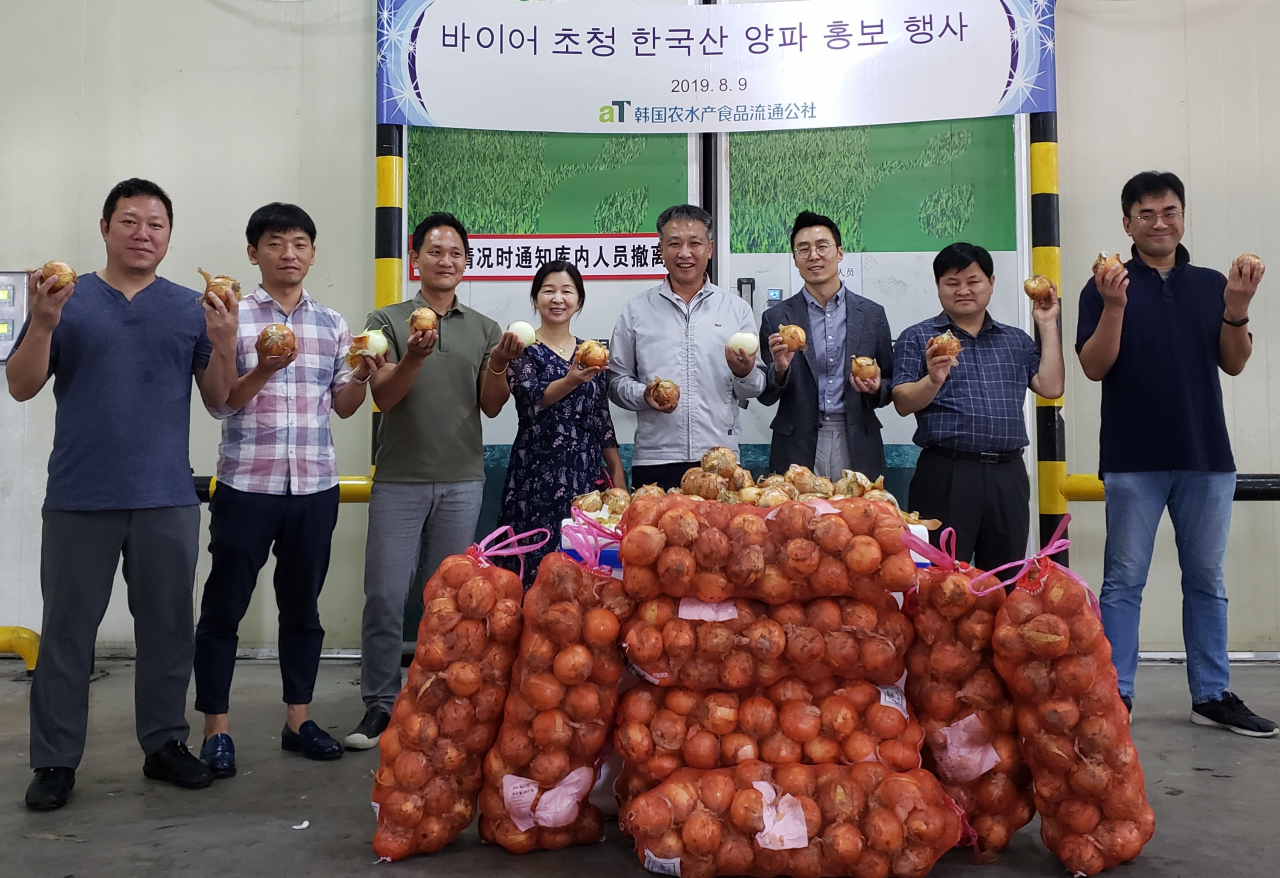 한국농수산식품유통공사(aT, 사장 이병호)는 지난 9일 aT 칭다오물류센터에서 현지 수입바이어와 한식당 경영주 등 7개사가 참석한 가운데 한국산 양파 수출확대를 위한 홍보행사와 간담회를 개최했다고 13일 밝혔다. 왼쪽에서 다섯번째가 김부영 칭다오aT물류유한공사 법인장. [aT 제공]