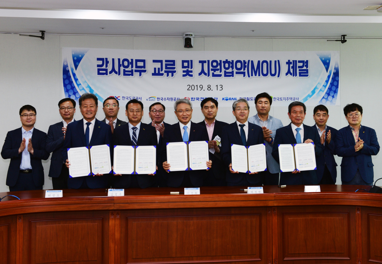 왼쪽부터 허정도 토지주택공사 상임감사위원, 강성수 철도공사 상임감사위원, 이정희 한전 상임감사위원, 박정현 한수원 상임감사위원, 이우종 도로공사 상임감사위원. [한전 제공]