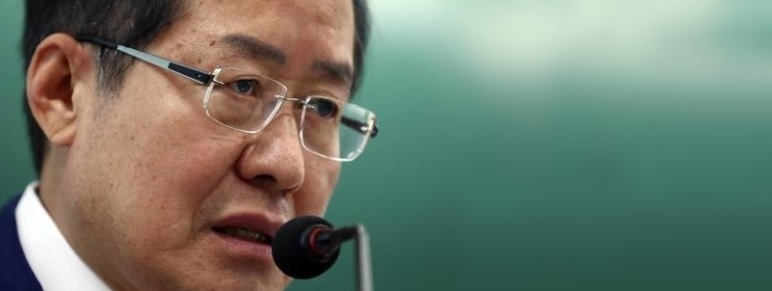 당 대표직 사퇴 이후 1년2개월만인 오는 14일 경남 창녕 함안보 해체 반대 국민궐기대회에 참석하는 홍준표 자유한국당 전 대표. 이를 두고 일각에서는 홍 전 대표가 정치행보를 본격화 하는 것이 아니냐는 분석이 나오고 있다. [연합]