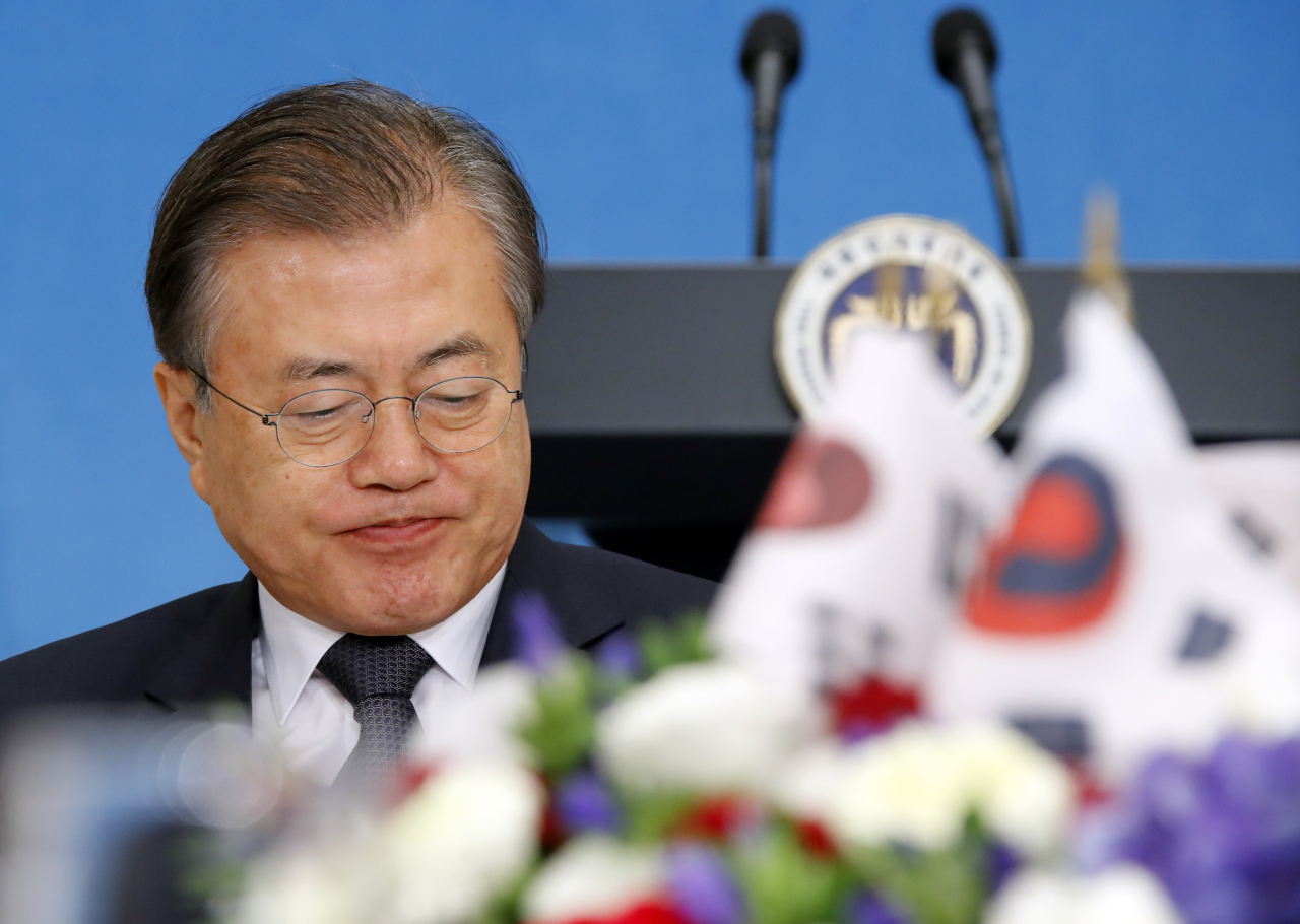 문재인 대통령이 지난 13일 청와대 영빈관에서 열린 독립유공자 및 후손 초청 오찬에서 잠시 생각에 잠겨 있다. [연합]