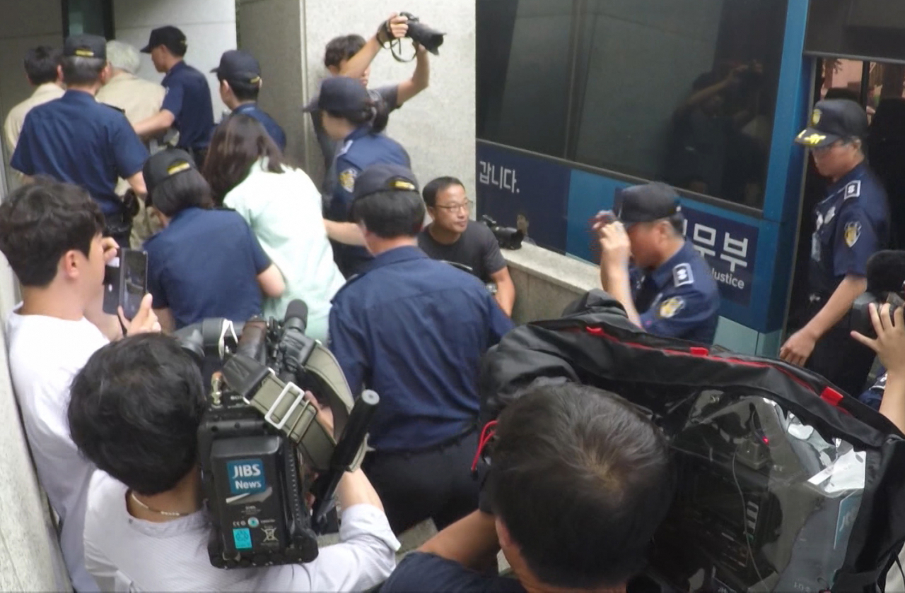 지난 12일 제주지법에서 고유정의 첫 재판이 열렸다. 이날 고유정은 재판에서 사체를 손괴하고 은닉한 부분에 대해서는 인정했지만 고의적이고 계획적으로 살인을 저지른 혐의에 대해서는 “피해자의 성적 요구로 인한 우발적 범행”이라며 부인했다. [연합]