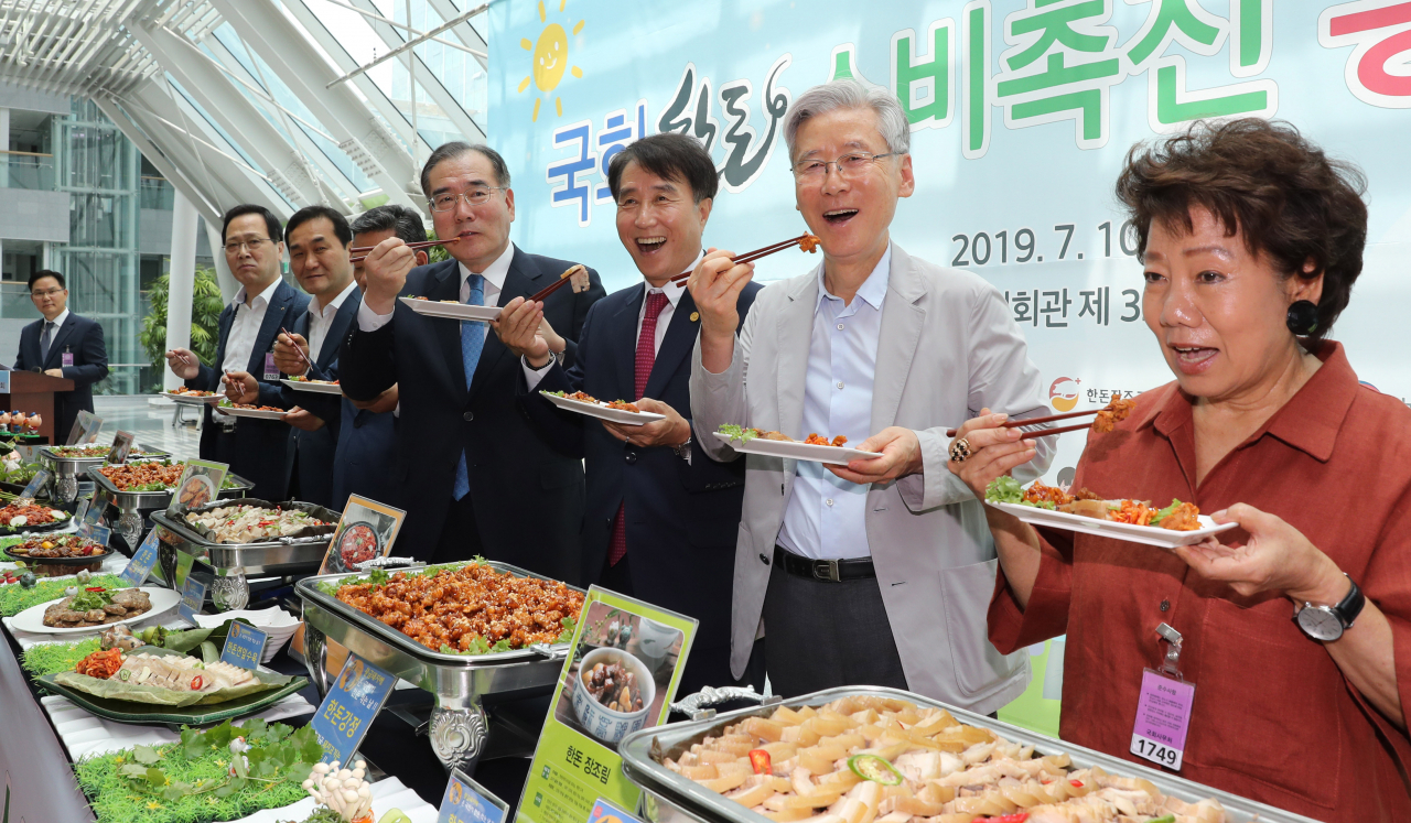 수입육 공세 속에 국내 축산유통업계가 직거래와 온라인몰 활성화 등으로 활로 모색에 속도를 내고 있다. 사진은 최근 국회에서 열린 한돈 소비촉진 홍보 전시회 모습.[제공=연합뉴스]