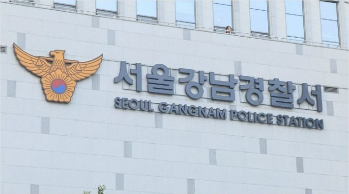 최근 대대적인 인사 혁신 파동이 일었던 서울 강남경찰서 관할 파출소장이 회식자리에서 직원 2명의 뺨을 때린 사실이 알려져 공분을 사고 있다. 경찰의 기강해이 문제가 여전한 것으로 드러난 가운데 문제의 해당 파출소장은 대기발령 조치됐다. [연합]