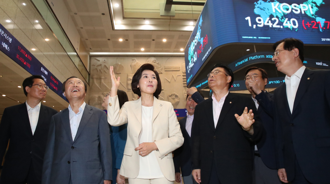 자유한국당 나경원 원내대표가 지난 9일 오전 여의도 한국거래소를 방문, 코스피 지수를 보고 있다. [연합]