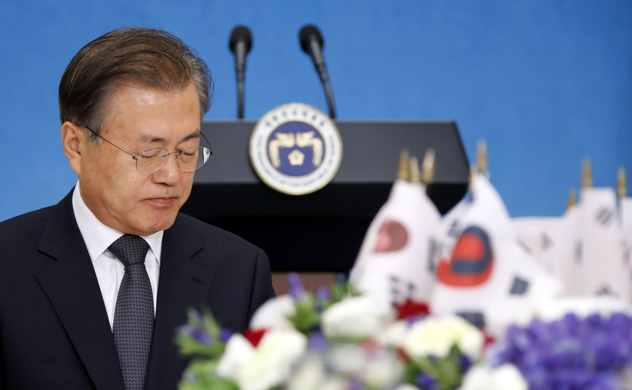 President Moon Jae-in at a luncheon with independence activists and their descendants at the presidential office on Tuesday. Yonhap