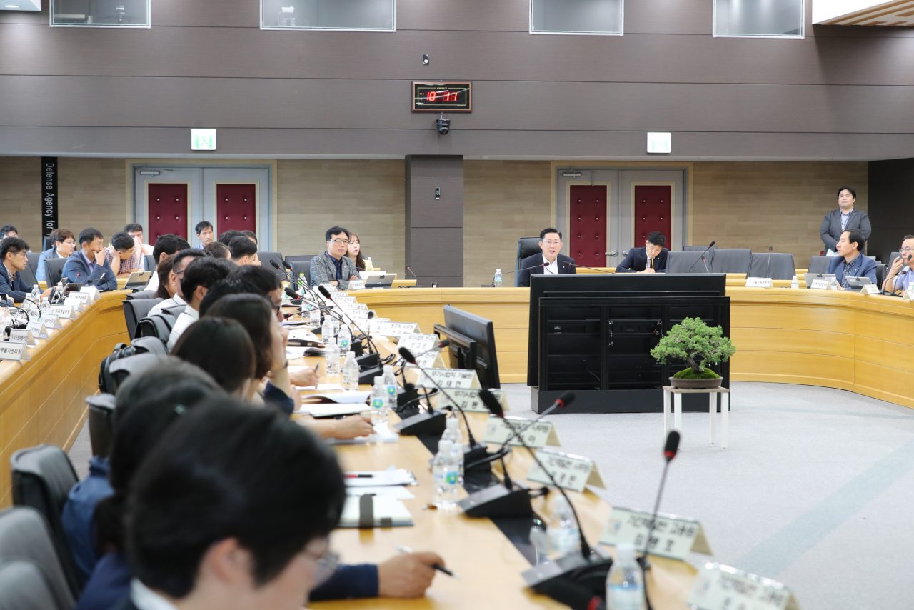국방기술품질원(기품원)은 13일 진주 본원 국제회의실에서 이창희 원장 주재로 제도 개선 대토론회를 열고 ‘사람이 먼저’라는 모토 아래 인권경영 본격화를 선언했다. [연합]