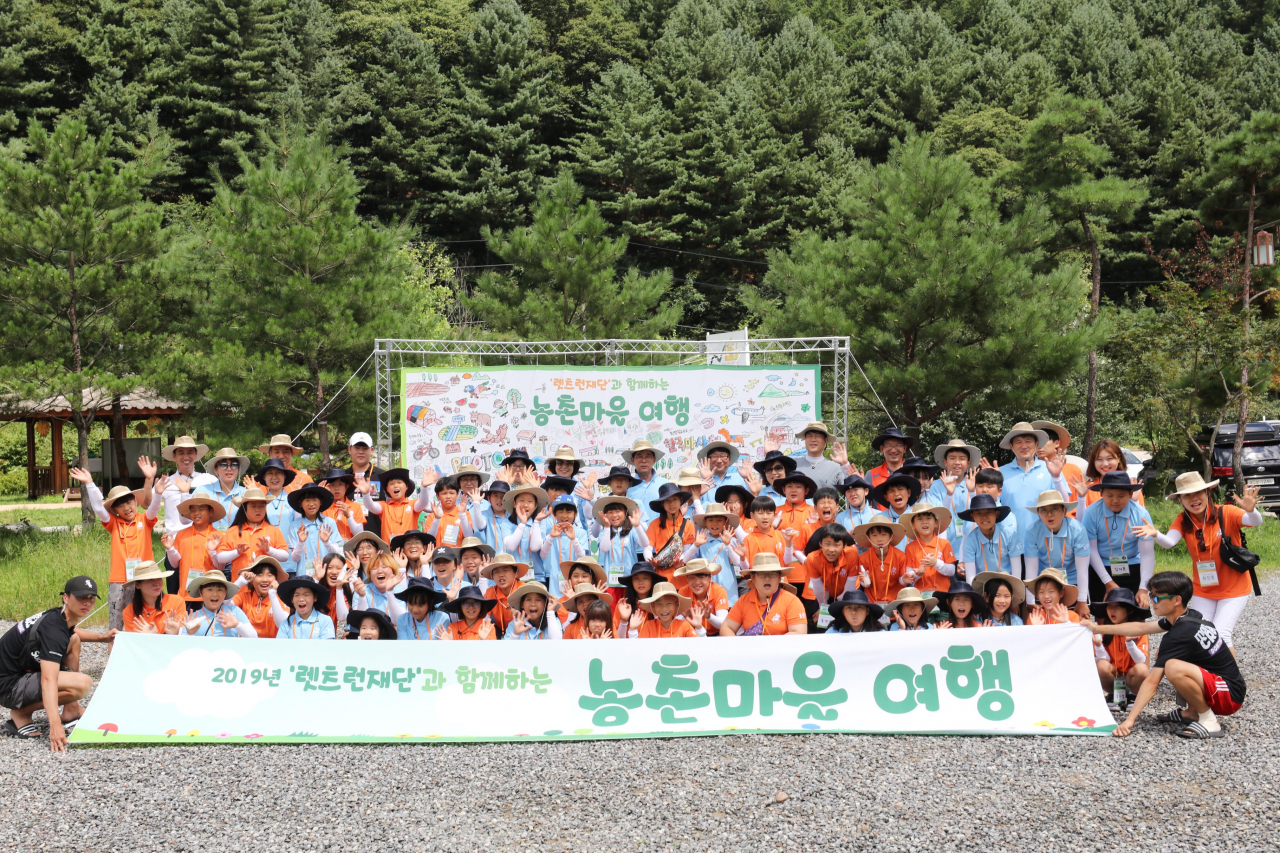 ‘2019년 렛츠런재단과 함께하는 농촌마을 여행’ 프로그램 참가자들이 기념촬영을 하고 있다. [렛츠런파크 제공]