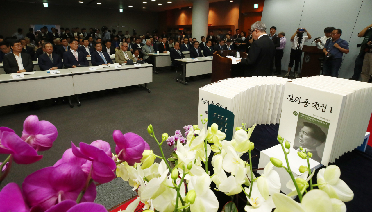 13일 오후 서울 마포구 김대중도서관에서 열린 '김대중전집' 30권 완간 출판기념회에 문희상 국회의장, 이해찬 더불어민주당 대표, 정동영 민주평화당 표 등 많은 국회의원 및 정치계 인사들이 참석하고 있다. [제공=연합뉴스]