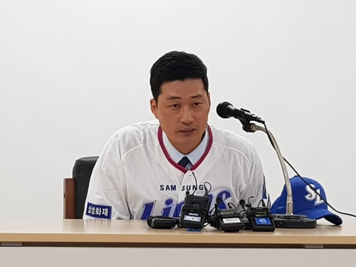 지난 10일 대구 삼성라이온즈파크에서 열린 복귀 기자회견에 참석한 오승환. 당시 오승환은 “수술을 피할 수는 없지만, 부상이 심각하지는 않다. 수술 후에는 더 좋아질 것이란 자신감이 있다”고 했다. [연합]