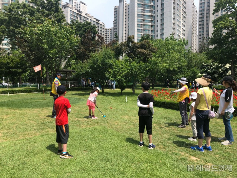 지난 상반기에 열린 파크골푸교실에서 한 소녀가 골프를 배우고 있다.[서울시]