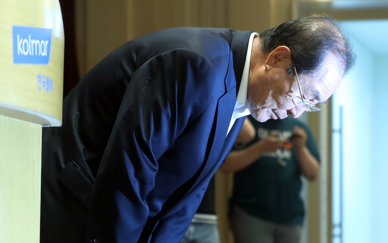 최근 직원 조회에서 '막말·여성비하 유튜브 영상'을 틀어 물의를 일으킨 윤동한 한국콜마 회장이 11일 오후 서울 서초구 내곡동 한국콜마종합기술원에서 열린 대국민 사과 기자회견에서 고개 숙여 사과하고 있다. [연합뉴스]